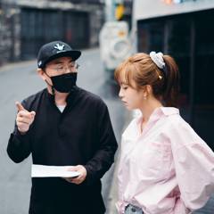 야외 로케이션에서 배우와 대본 디렉팅 중
