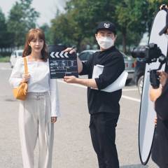 야외 로케이션에서 슬레이트와 반사판으로 촬영을 준비하는 모습
