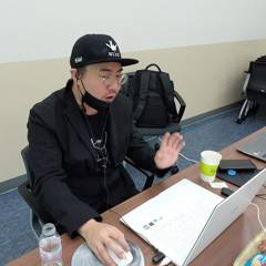 회의실에서 노트북으로 작업하며 설명하는 조피스