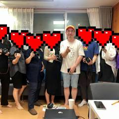 촬영 워크숍을 마치고 카메라를 든 참가자들과의 단체 사진
