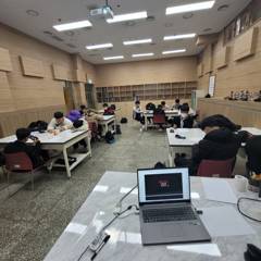 노트북을 연결해 진행하는 대형 강의실 수업 현장