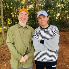 숲을 배경으로 동료와 함께한 야외 스냅