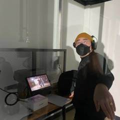 방음 부스에서 헤드폰 쓰고 진행 중인 녹음·촬영 작업