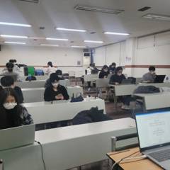 노트북 앞에서 수업 듣는 강의실 수강생들의 모습