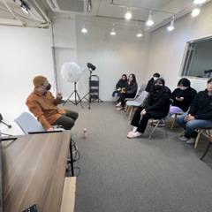 소규모 공간에서 참가자들에게 발표하는 강의 장면