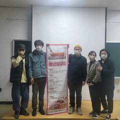 행사 배너 앞에서 함께한 팀원 단체 기념 사진