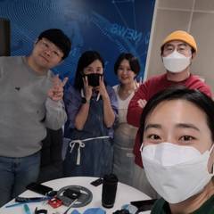 스튜디오 촬영 현장에서 팀과 함께 찍은 셀피
