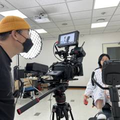 시네마 카메라와 짐벌로 인물을 촬영하는 영상 제작 현장