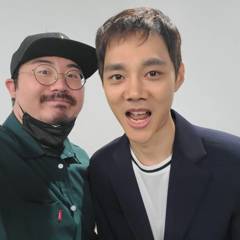 촬영 현장에서 정장 차림 인물과 함께한 인물 스냅