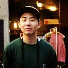 매장 앞에서 캡모자를 쓰고 찍은 인물 스냅
