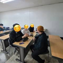 강의실 테이블에 둘러앉아 수강생들과 함께한 오프라인 상담 수업 현장
