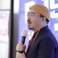 스크린 앞에서 마이크를 들고 진행한 강연 현장