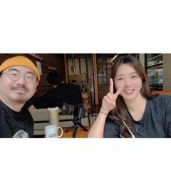 카페에서 미팅 파트너와 함께 찍은 셀피