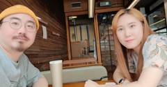 카페 미팅 자리에서 상담 대상과 함께 찍은 셀피