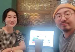 노트북을 두고 상담 상대와 함께한 컨설팅 현장 셀피