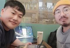 카페에서 파트너와 함께한 미팅 셀피 한 컷