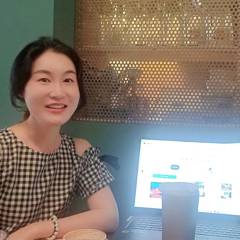카페에서 노트북을 앞에 두고 미팅 중인 인물 스냅