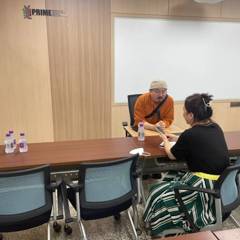 프라임 회의실에서 마주 앉아 이야기 나누는 상담 미팅 장면