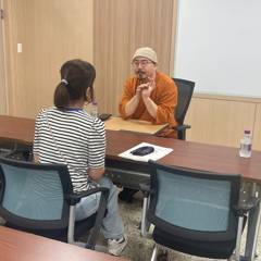 회의실 테이블을 사이에 두고 진행한 일대일 코칭 미팅