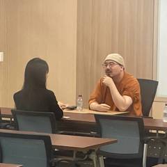 손 짚고 골똘히 이야기하는 일대일 컨설팅 대화 순간