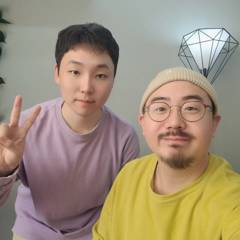 컨설팅을 함께한 대표와 다이아몬드 낙서 배경으로 찍은 기념 셀카