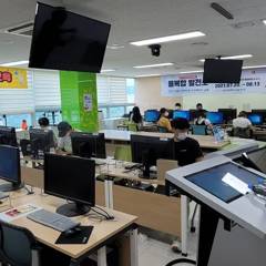 동영상 편집 실습을 위해 세팅된 컴퓨터 강의실 전경
