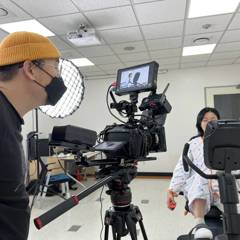 시네마 카메라와 모니터를 세팅하고 인물 촬영을 준비하는 스튜디오 현장